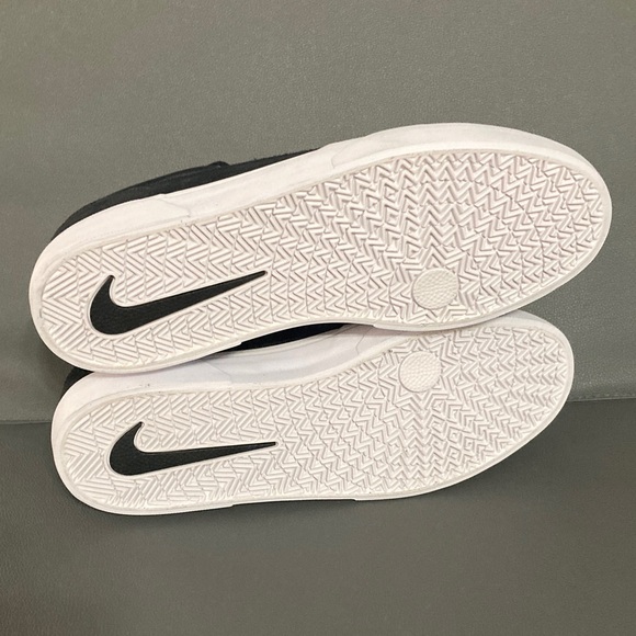 Nike SB Malor Black and White Sneakers - Picture 6 of 7